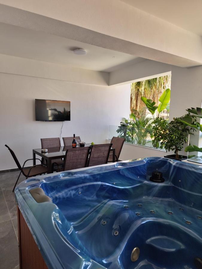Carisa Deluxe Apartment With Jacuzzi Larnaca Eksteriør billede