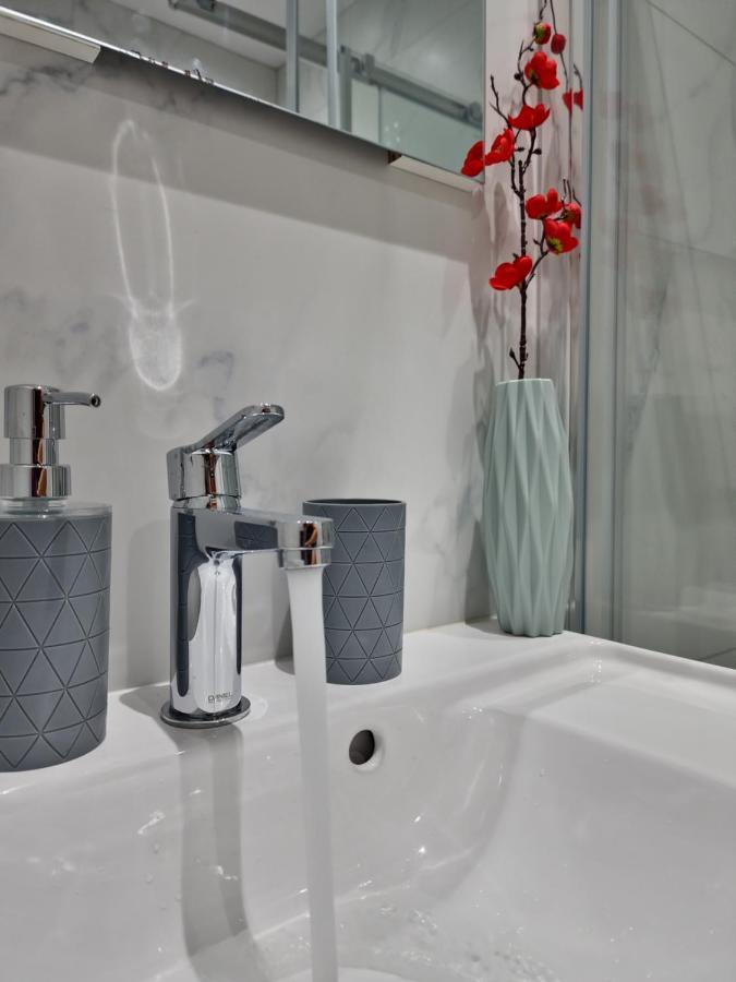 Carisa Deluxe Apartment With Jacuzzi Larnaca Eksteriør billede