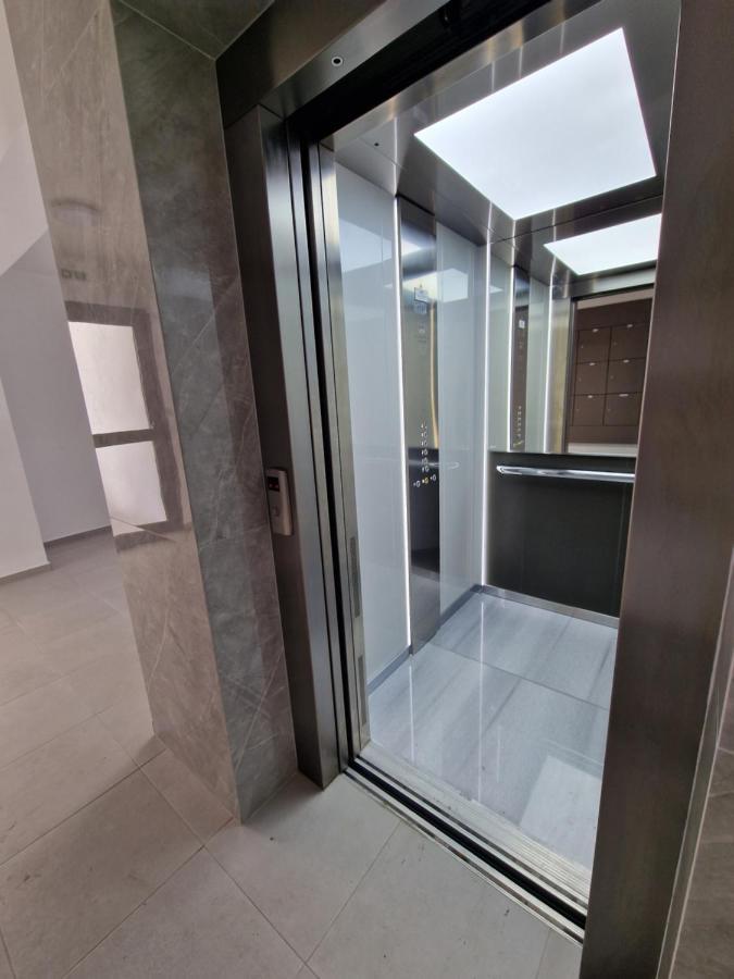 Carisa Deluxe Apartment With Jacuzzi Larnaca Eksteriør billede