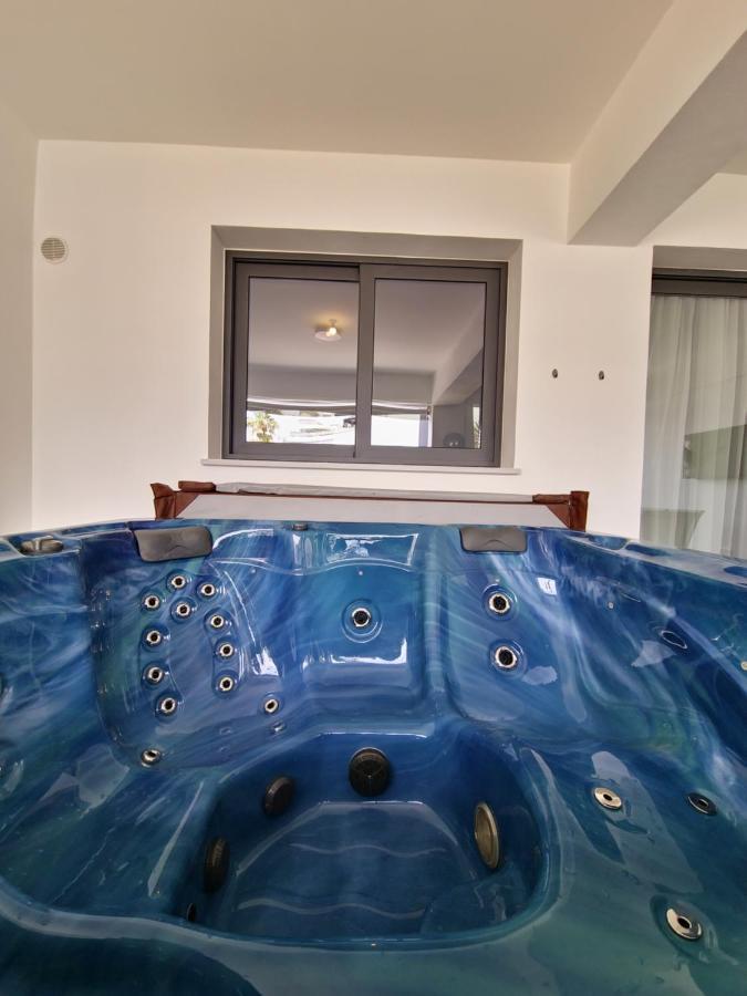 Carisa Deluxe Apartment With Jacuzzi Larnaca Eksteriør billede